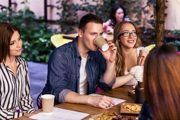 Fête amicale informelle avec un collègue de travail au café confortable avec des collations délicieuses lors d'une chaude journée d'été