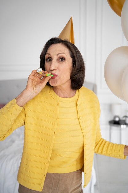 Fête d'anniversaire de femme âgée de coup moyen