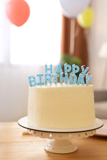 Fête d'anniversaire avec un gâteau