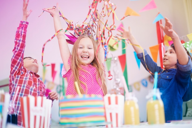 Photo gratuite fête d'anniversaire avec les meilleurs amis