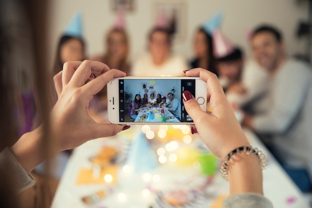 Fête d&#39;anniversaire à travers l&#39;écran du smartphone