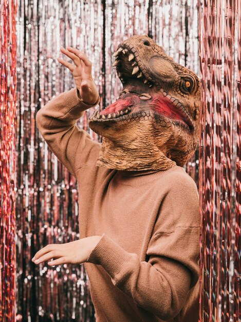 Fête de carnaval avec un costume de dinosaure ludique