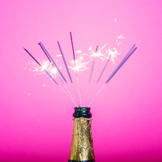 Photo gratuite fête champagne avec sparklers