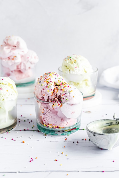 Fête Des Desserts Avec Glace à La Fraise Garnie De Pépites De Funfetti