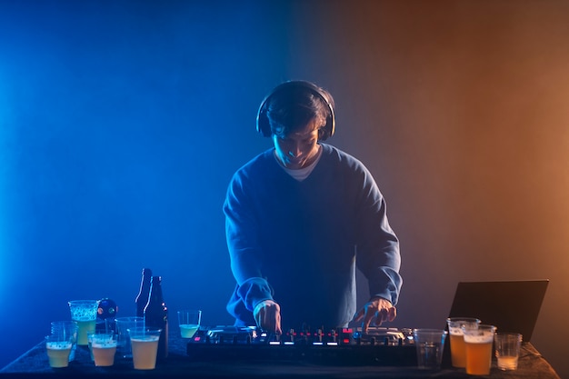 Photo gratuite une fête avec un dj.