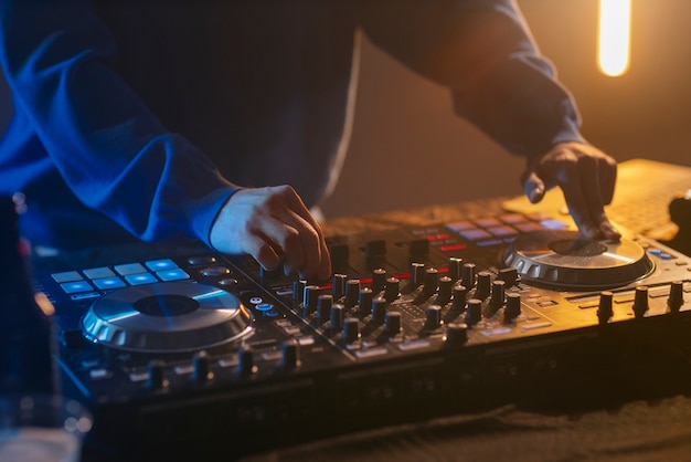 Photo gratuite une fête avec un dj.