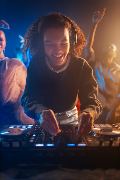 Une fête avec un DJ.