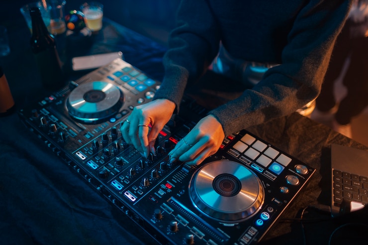 Photo gratuit une fête avec un dj.