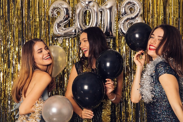 Fête du club du Nouvel An avec trois filles