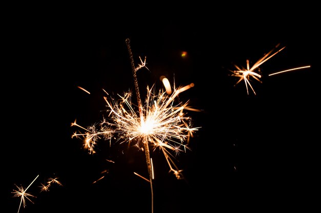 Fête du Nouvel An à angle faible avec feux d'artifice