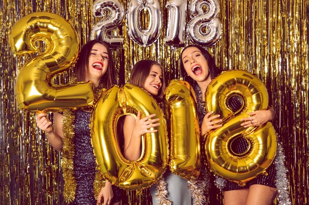 Fête du nouvel an avec trois filles