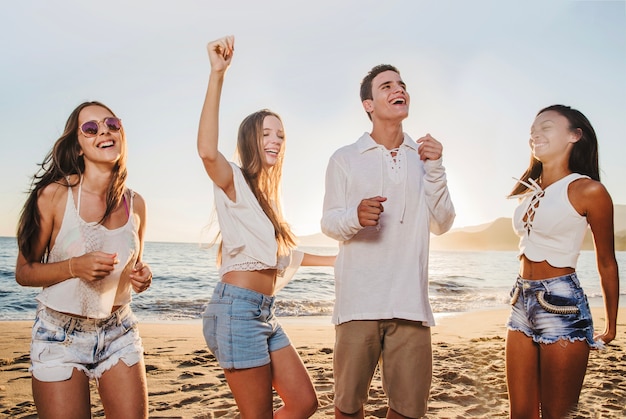 Photo gratuite fête folle sur la plage