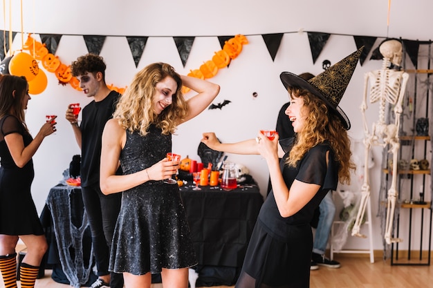 Photo gratuite fête d'halloween avec squelette