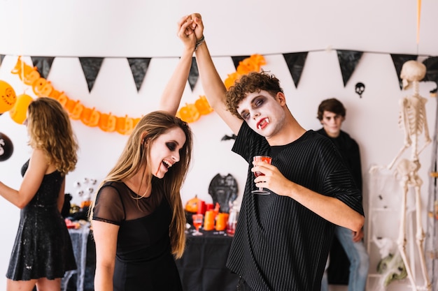 Fête d&#39;Halloween avec des vampires dansant