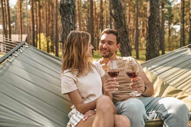 Fête. Heureux couple à la recherche d'amour tout en célébrant leur anniversaire