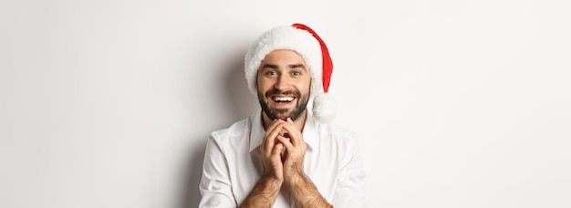 Fête D'hiver Et Concept De Célébration Homme Excité Et Plein D'espoir En Bonnet De Noel Regardant Le Christ