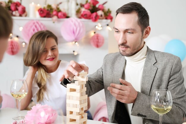 Fête à la maison entre amis