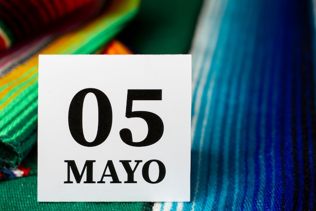 Photo gratuite fête mexicaine du 5 mai avec un tissu coloré