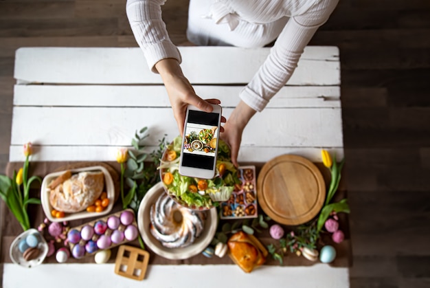 Fête de Pâques. photo de la table depuis le téléphone.