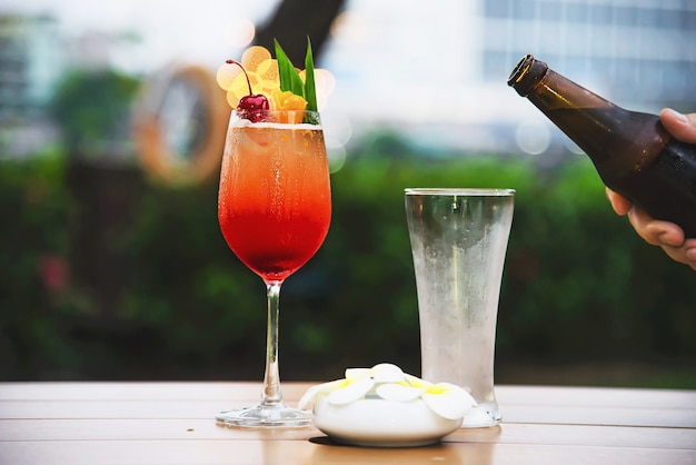 Fête populaire au restaurant avec bière et mai tai ou mai thai