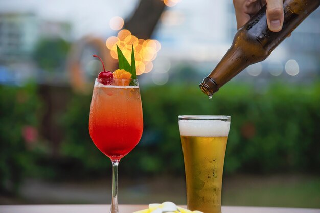 Fête populaire au restaurant avec bière et mai tai ou mai thai