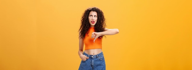 Photo gratuite fête pour les perdants, je suis une jolie fille populaire insatisfaite avec une coiffure bouclée en rouge à lèvres