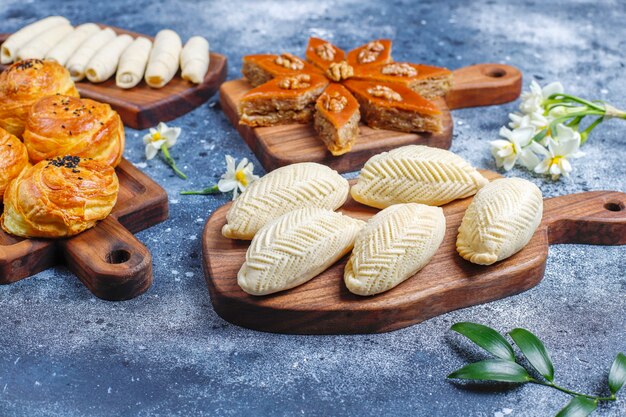 Fête traditionnelle de l'Azerbaïdjan Bonbons Novruz, shekerbura, qogal, paxlava, mutaki.