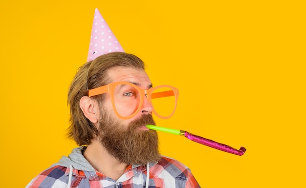 Fete Des Vacances Et Fete Des Lunettes De Fete Homme De Fete Joyeux Anniversaire Fete Concept De Celebration Photo Premium
