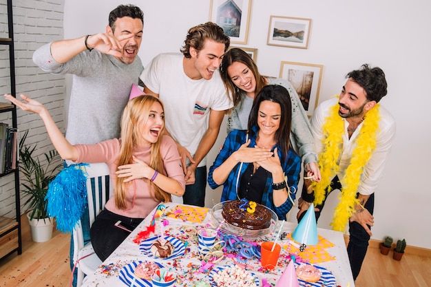 Fêtes d&#39;anniversaire avec une fille recevant le gâteau