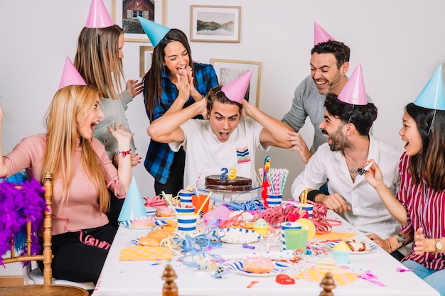 Photo gratuite fêtes d'anniversaire avec un joyeux groupe d'amis