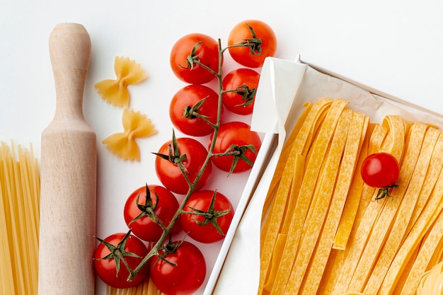 Fettuccine non cuite farfalle spaghetti et tomates