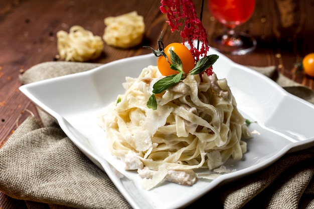 Fettuccine avec sauce à la crème de poulet vue de côté menthe