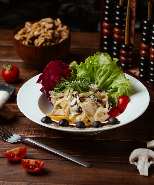 Fettucine polo funghi aux légumes