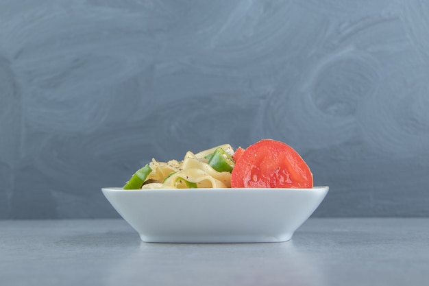 Fettucine savoureuse aux légumes dans un bol blanc.