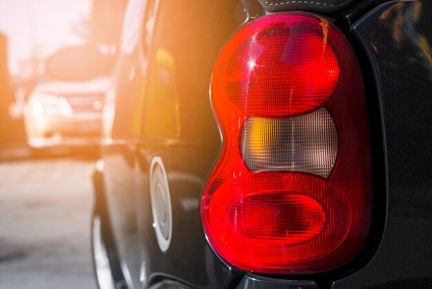 Feu arrière sur voiture noire