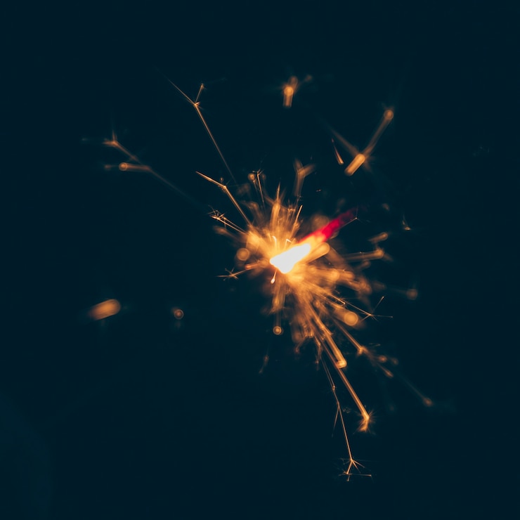 Photo gratuit feu d&#39;artifice festif sur fond sombre