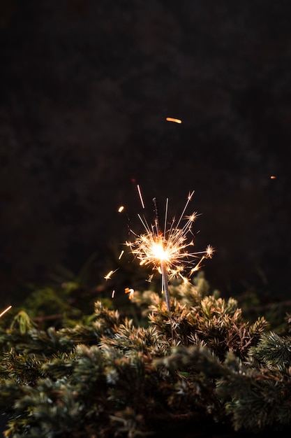 Photo gratuite feu d'artifice de poche vue de face avec fond noir