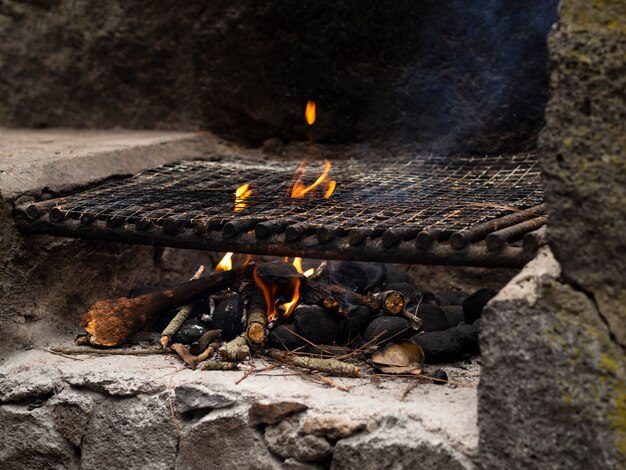 Feu de bois dans un feu de camp avec de la fumée