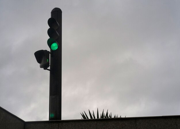 Feu de circulation contre le ciel bleu