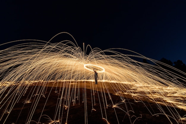 Feu de laine d&#39;acier en spirale, Art de la laine d&#39;acier tournante, lumière Absmtact