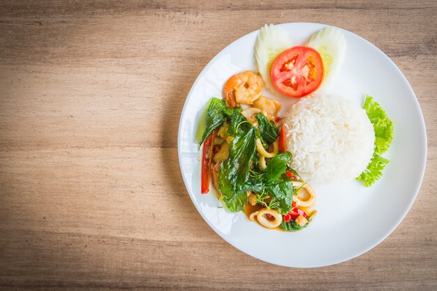 Feuille de basilic frit épicé avec fruits de mer et riz