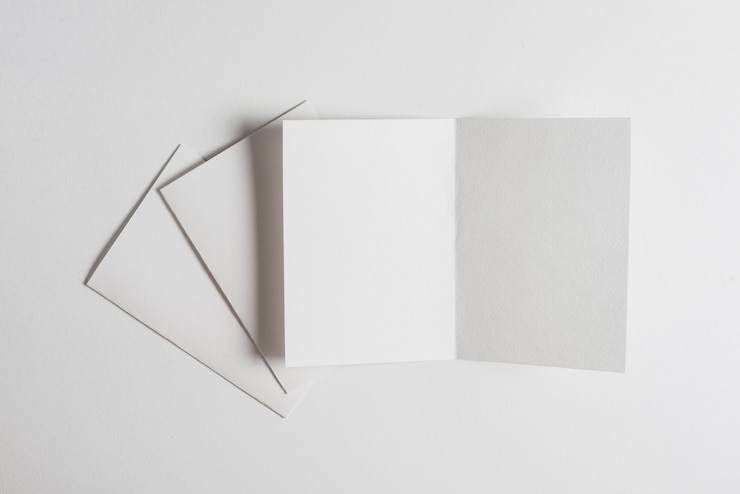 Photo gratuit feuille blanche de documents sur fond blanc