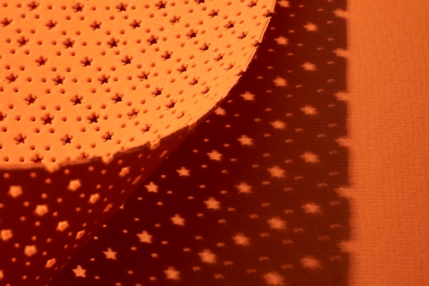 Feuille microperforée vue de dessus avec fond orange