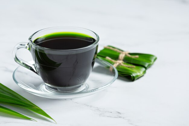 Feuille de pandan vert frais sur table