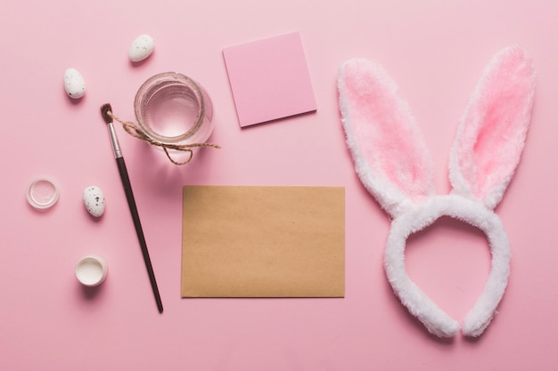 Photo gratuite feuille de papier et de l'eau près des oreilles de lapin