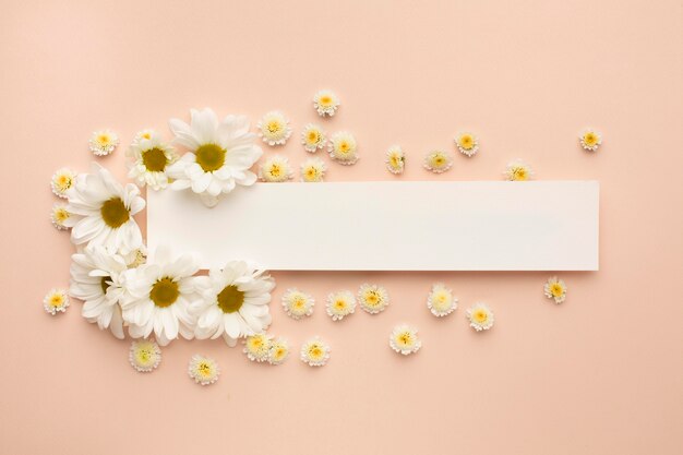 Feuille de papier avec des fleurs épanouies