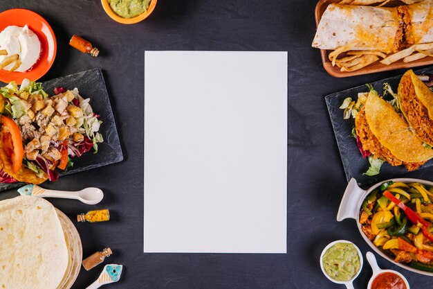 Feuille de papier parmi la nourriture mexicaine