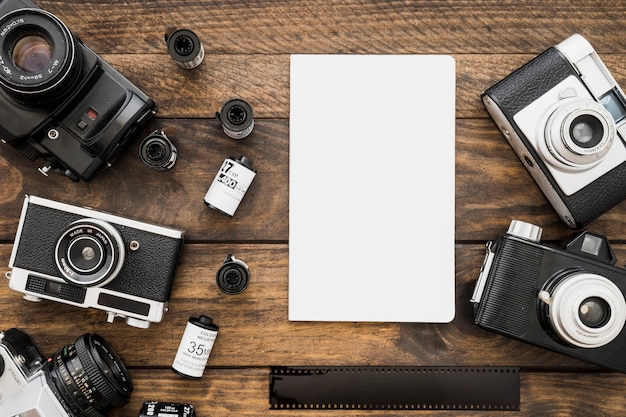 Photo gratuite feuille de papier près des caméras et du film