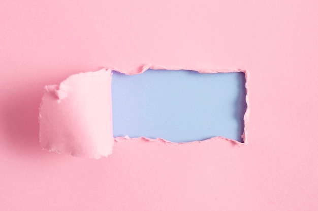 Feuille de papier rose avec maquette bleue