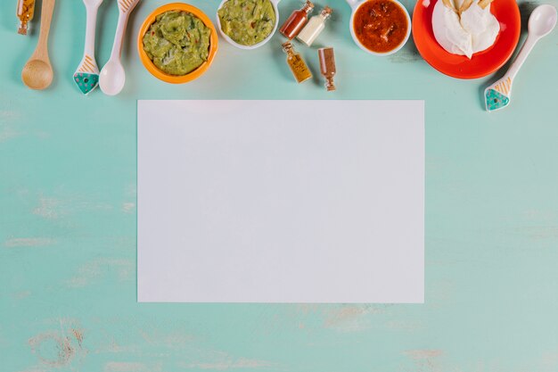 Feuille de papier et sauces mexicaines